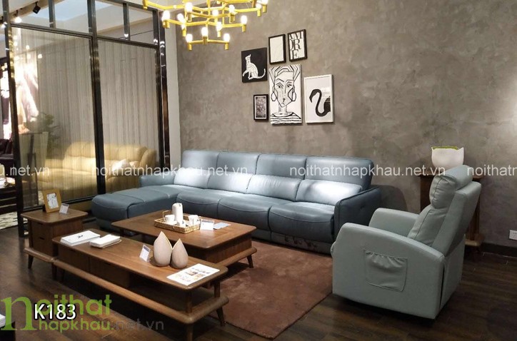 Đặt sofa dựa lưng vào tường phòng khách mang đến sự chắc chắn, vững chãi